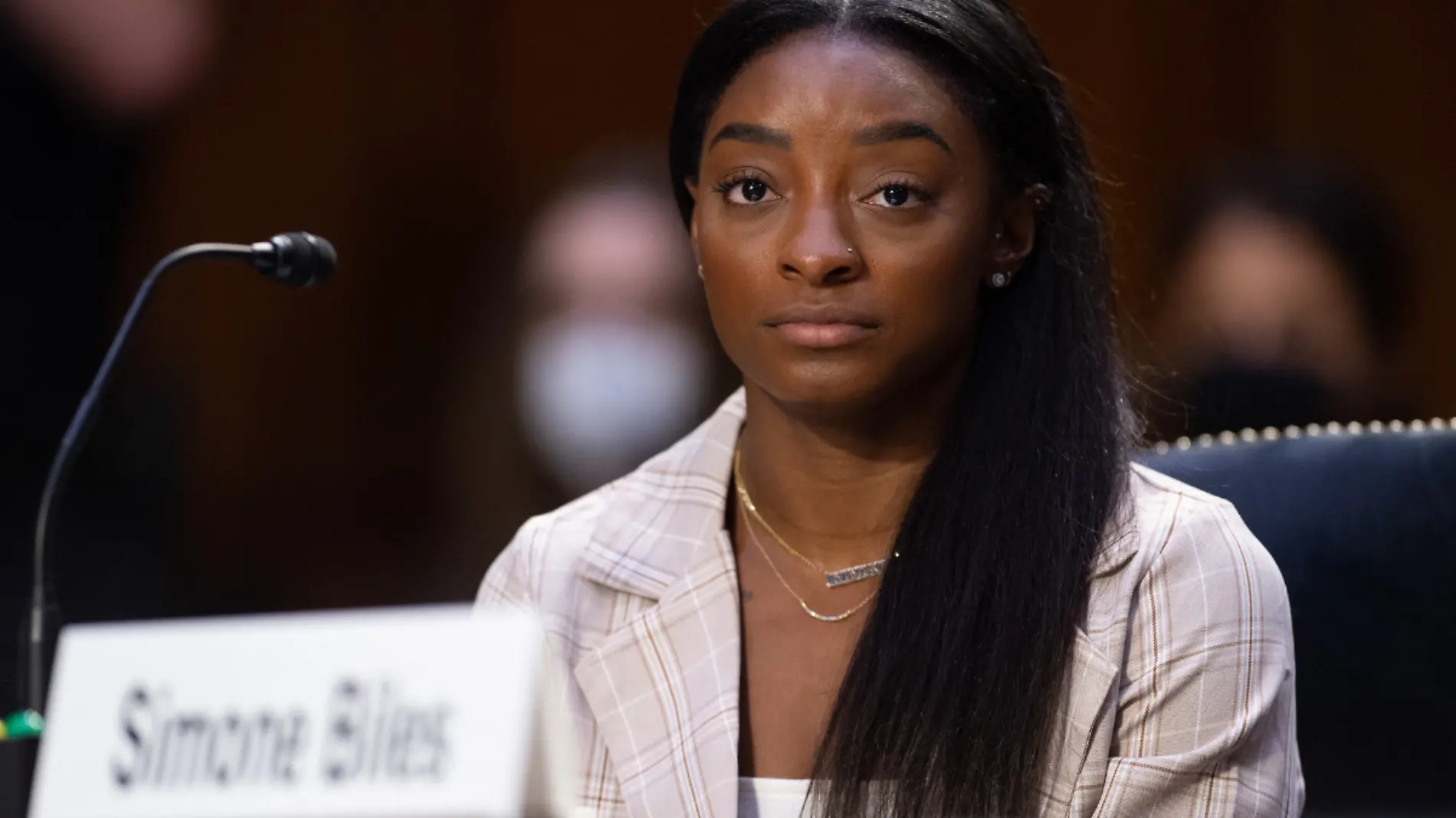 Biles y otras gimnastas de EU demandan al FBI por fallos en investigación de abuso sexual